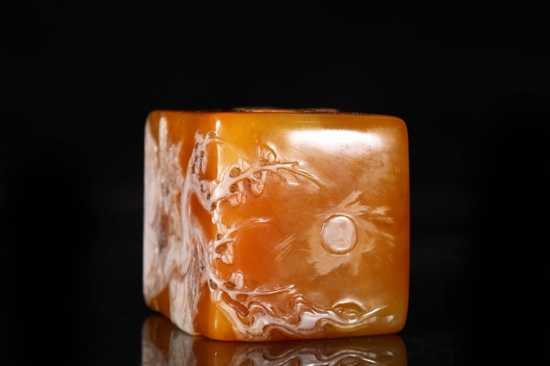 This is a formerly owned Qing Dynasty Qianlong period Shoushan Tianhuang stone seal, weighing 345 (1 of 8)