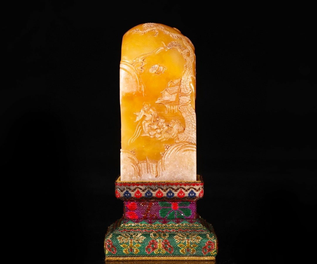 This is a formerly owned seal carved from Shoushan Tianhuang stone during the Qianlong period of the (1 of 8)
