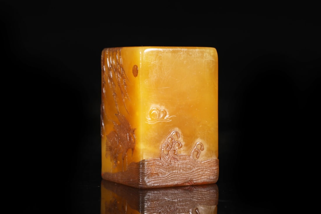 This is a formerly owned Qing Dynasty Qianlong period Shoushan Tianhuang stone seal, weighing 172 (1 of 8)