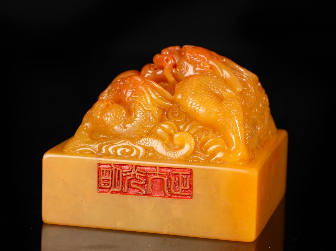 A large square seal carved from Tianhuang stone with dragon motif, dating back to the Qianlong (1 of 8)