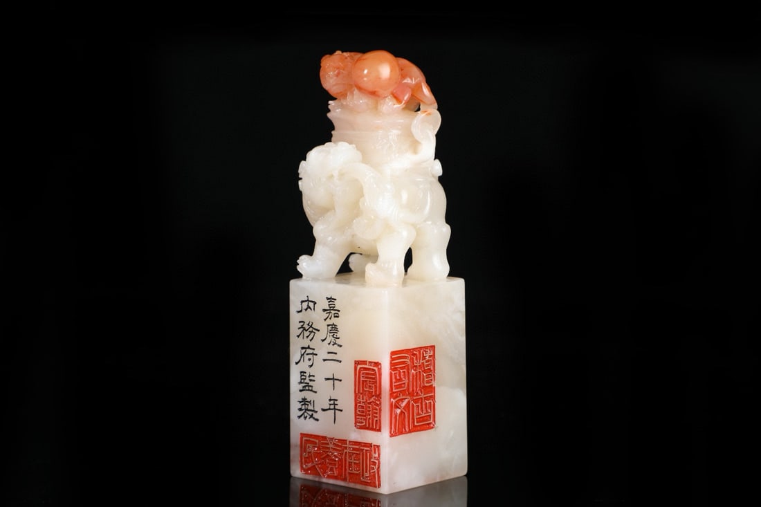 This pair of Shoushan stone seals, formerly from the Jiaqing period of the Qing Dynasty, are: weighing a total of 571 grams. They measure 11.5 x 3.5 x 3.5 cm