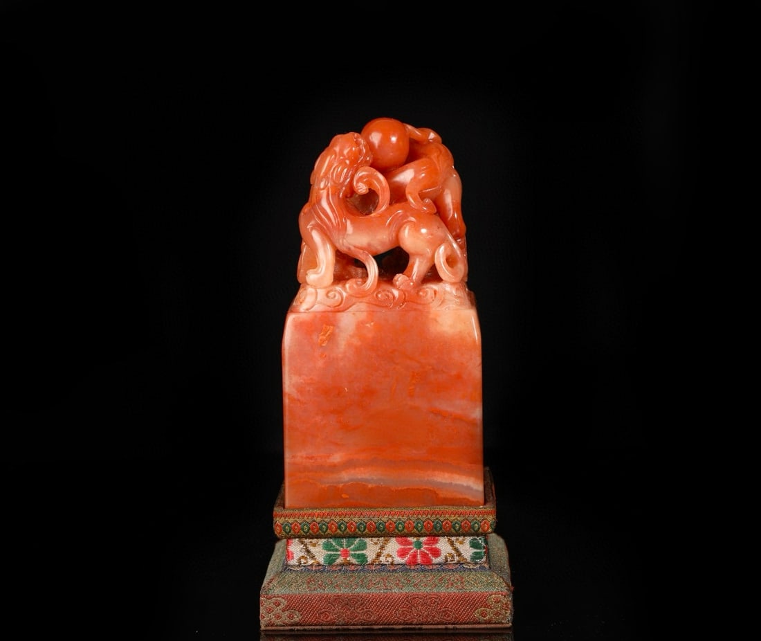 This Ming Dynasty Chenghua period Shoushan red Tian stone lion and beast seal, weighing 1093 grams, (1 of 8)
