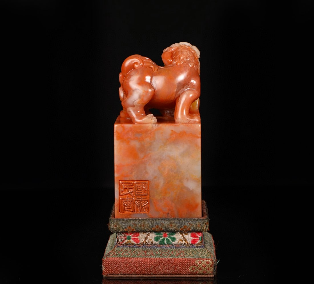This Ming Dynasty Chenghua period Shoushan red Tian stone lion and beast seal, weighing 844 grams,: weighing 844 grams, measures 12*6*6 cm