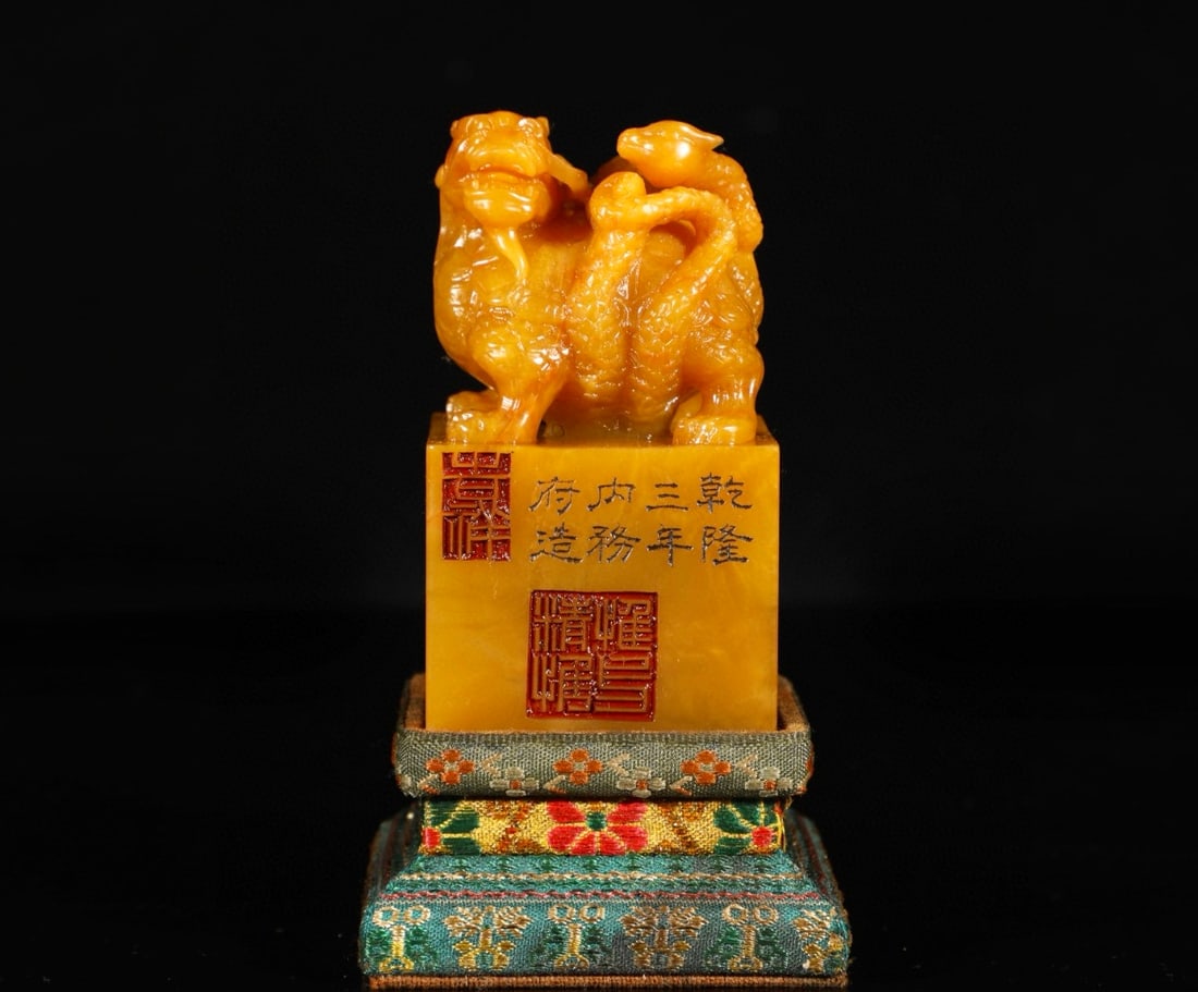 A Qing Dynasty Qianlong period Tianhuang stone carving of a Xuanwu imperial seal, weighing 503: Dimensions: 9.5*5*5 cm! Made of precious material, the stone is fine-grained and lustrous, exquisitely crafted, with a rich and elegant color! Clear radish-like inclusions!