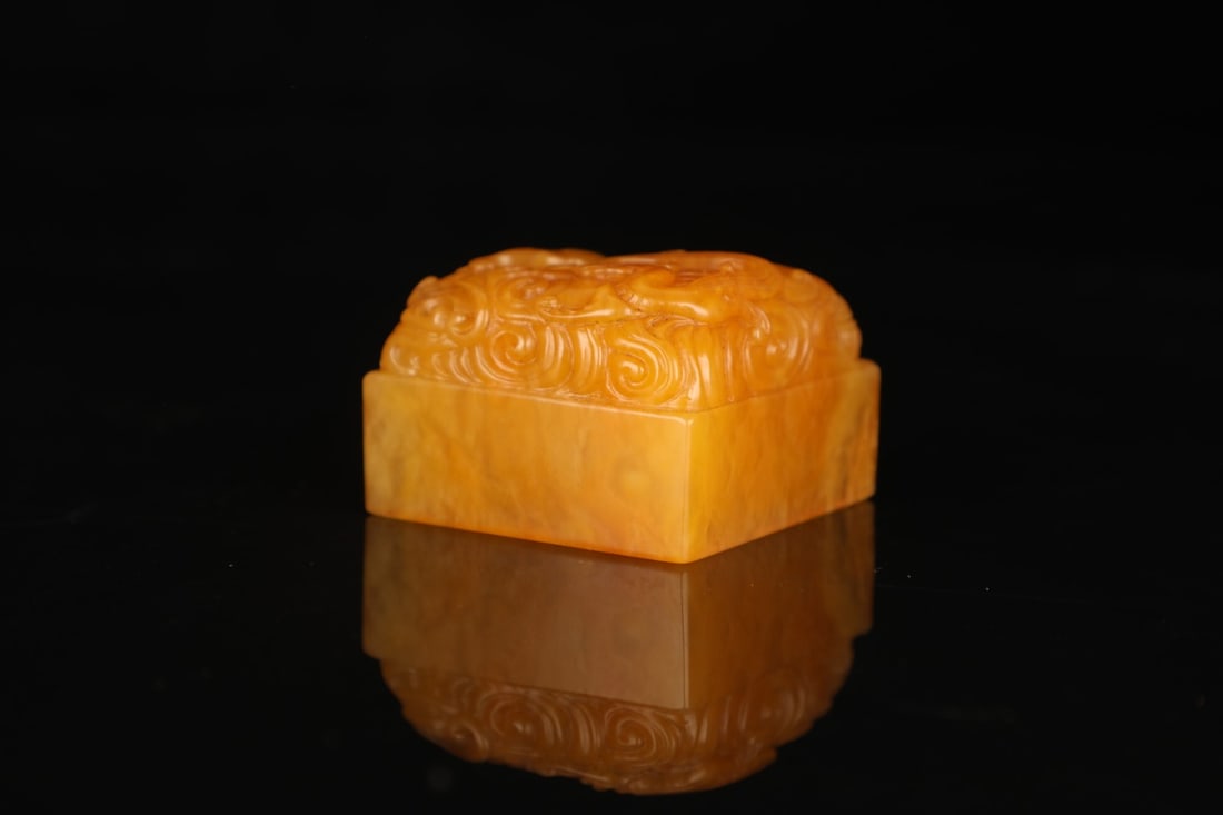 This is a 183-gram Shoushan Tianhuang stone seal from the Qianlong period of the Qing Dynasty, (1 of 8)