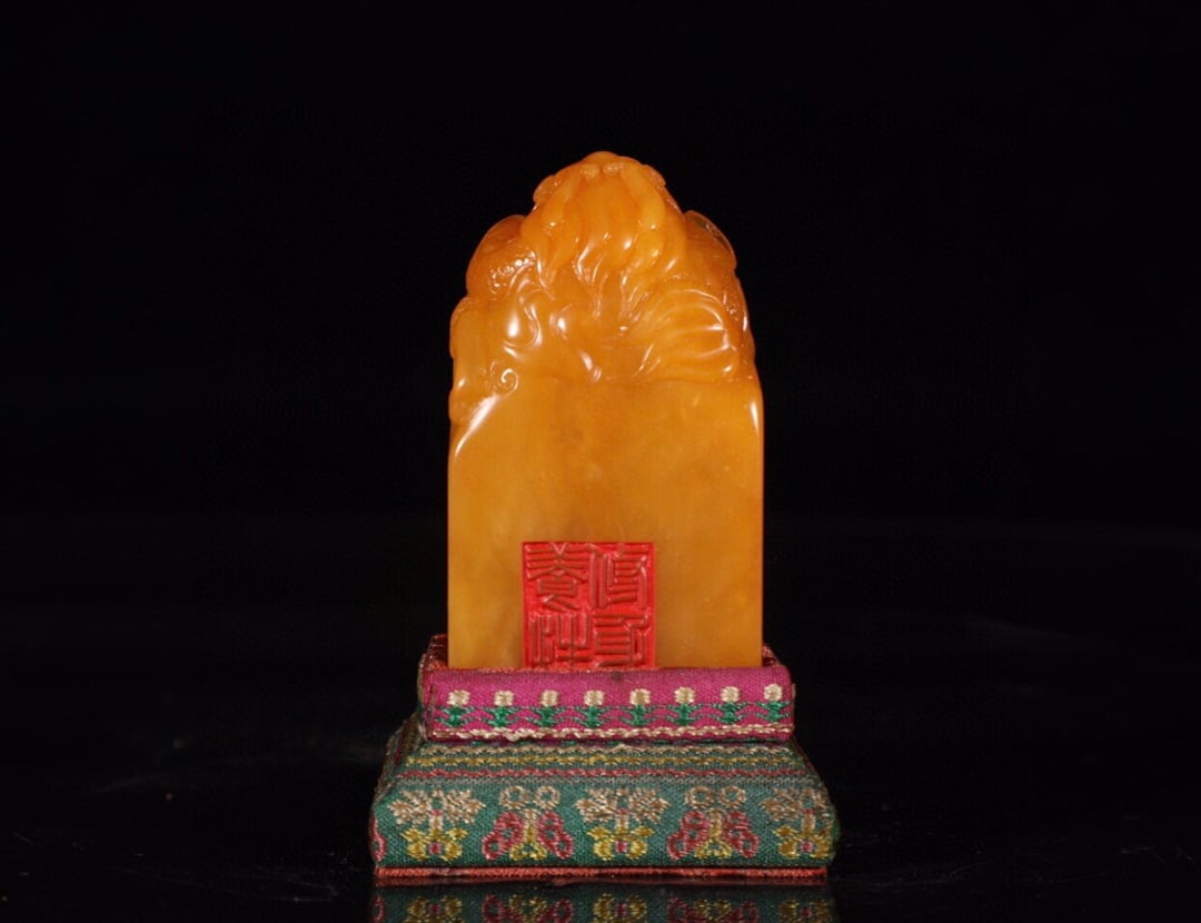 This is a Qing Dynasty (Qianlong period) Tianhuang stone dragon-carved seal, weighing 304 grams and: measuring 7.5 x 4.5 x 4.5 cm. The stone is of high quality, fine-grained, lustrous, and smooth. The craftsmanship is exquisite, the color ancient and elegant. The radish-like inclusions are clearly vi
