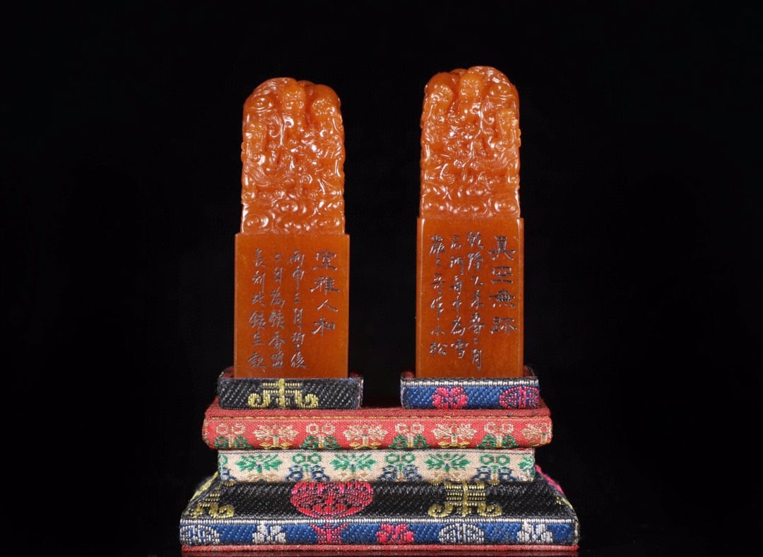 A pair of Shoushan Tianhuang stone seals carved with dragon patterns, dating back to the Qianlong: Dimensions: 9.5*3*3 cm! The stone is fine and smooth, with a lustrous sheen, exquisitely crafted! The workmanship is superb, the color ancient and elegant! The radish-like veins are clearly visible!
