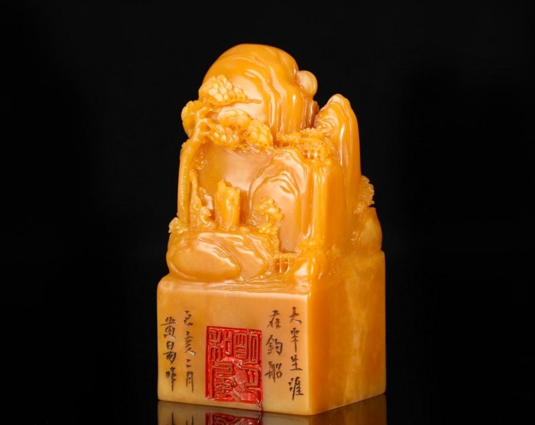 This is a 372-gram Tianhuang stone seal carved from the Qianlong period of the Qing Dynasty, (1 of 8)