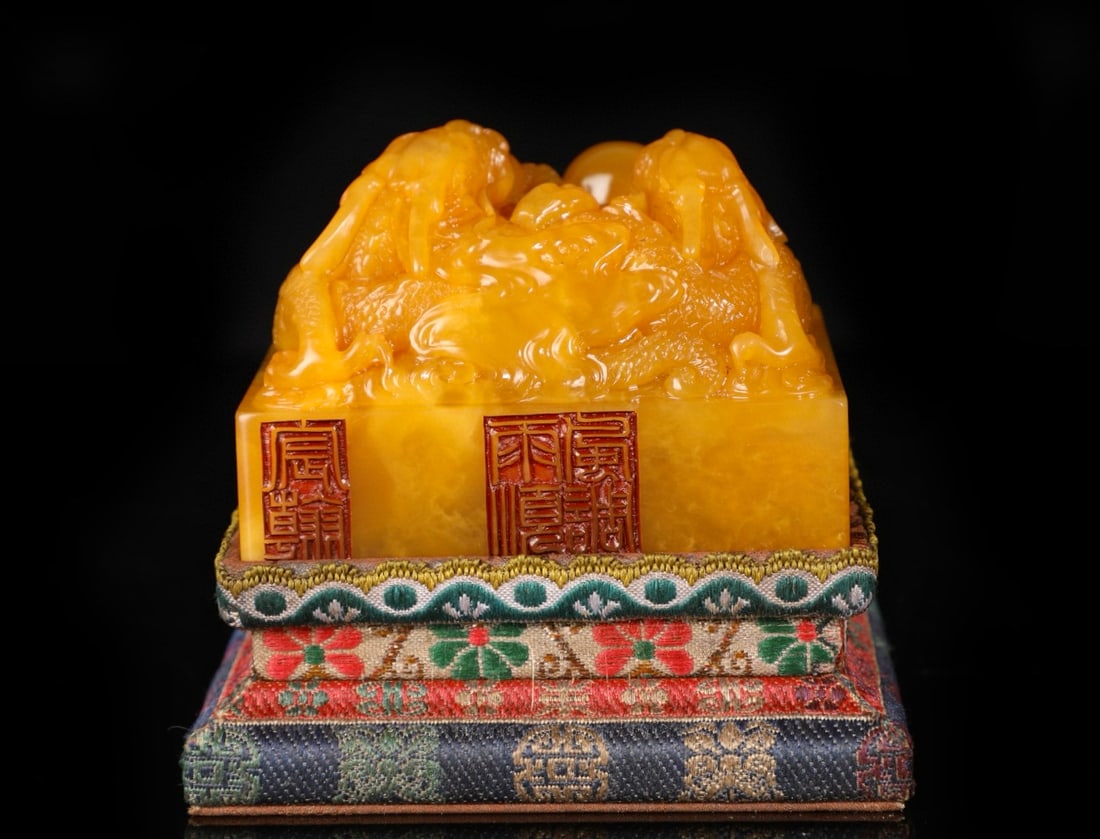 This is a large square seal carved from Tianhuang stone with dragon motifs, dating back to the (1 of 8)