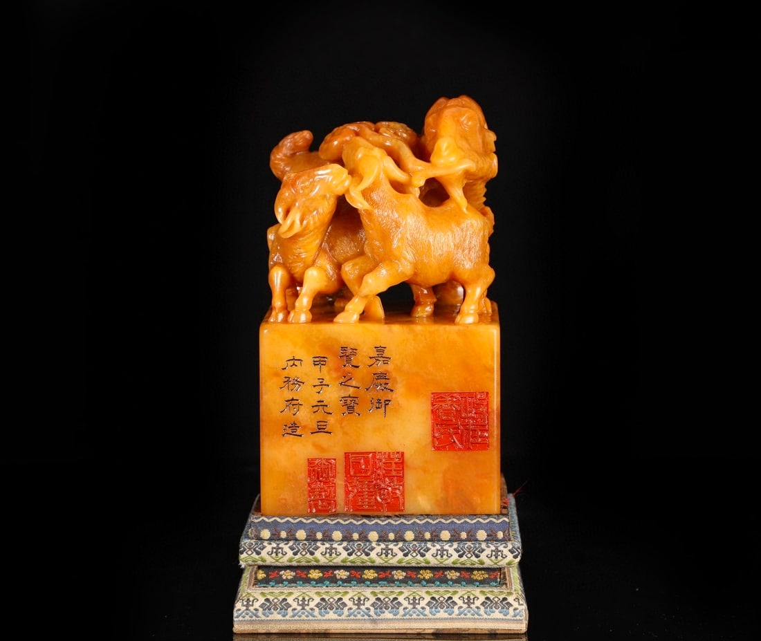 This is a large square seal carved from Tianhuang stone during the Jiaqing period of the Qing: measuring 17*10*10 cm. The material is precious, with fine, smooth texture and a lustrous sheen. The craftsmanship is exquisite, the color ancient and elegant. The radish-like inclusions are clearly v