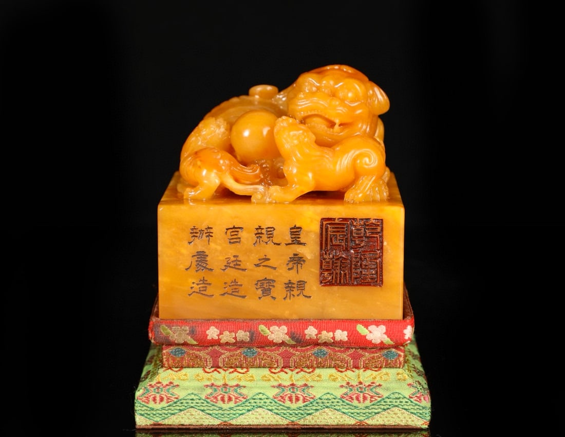 This is a Qing Dynasty (Qianlong period) Tianhuang stone carving of a lion and beast, weighing 1415: measuring 9.5*9*9 cm. The material is precious, with fine, smooth texture, a lustrous sheen, exquisite craftsmanship, and a rich, ancient color. The radish-like inclusions are clearly visible.