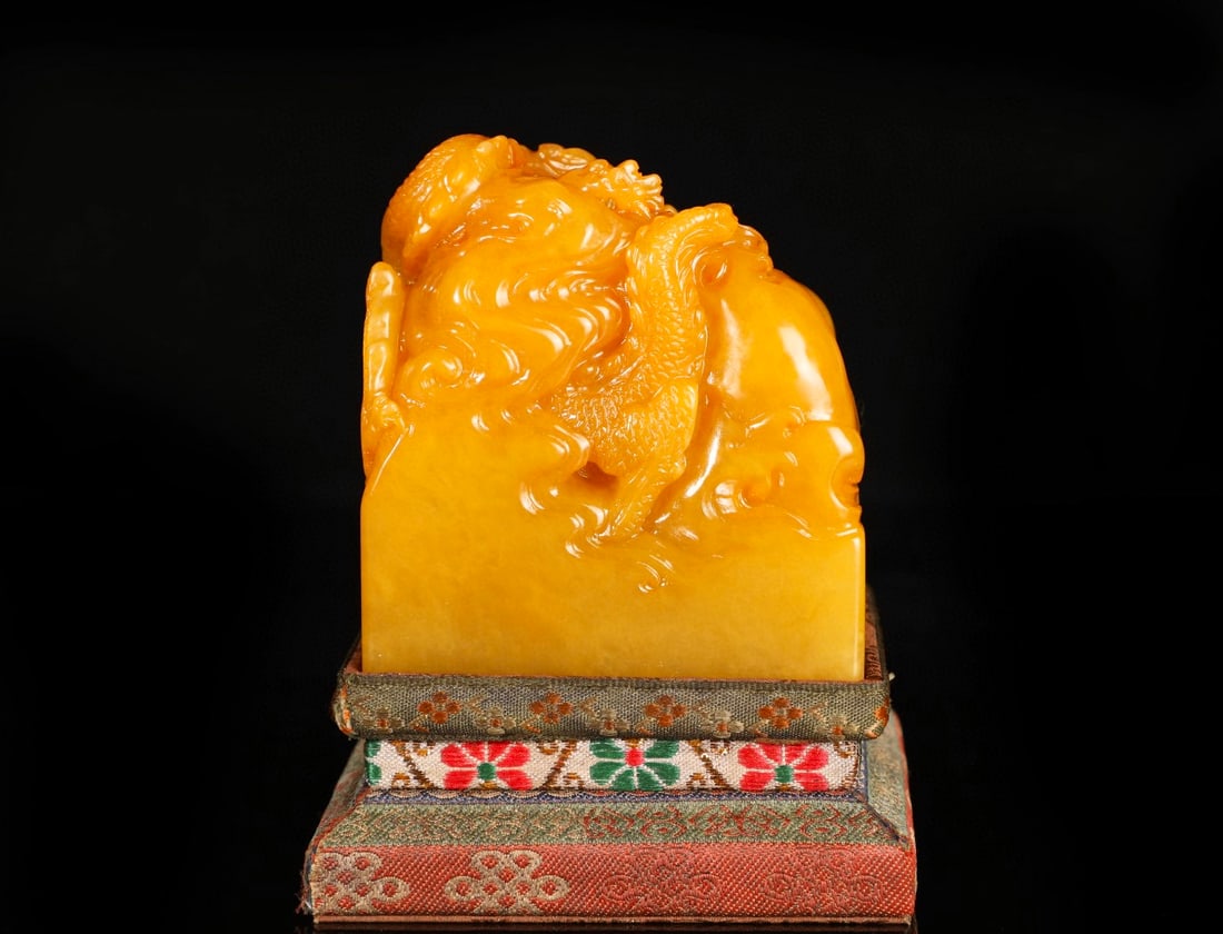 A large square seal carved from Tianhuang stone with dragon motif, dating back to the Yongzheng (1 of 8)