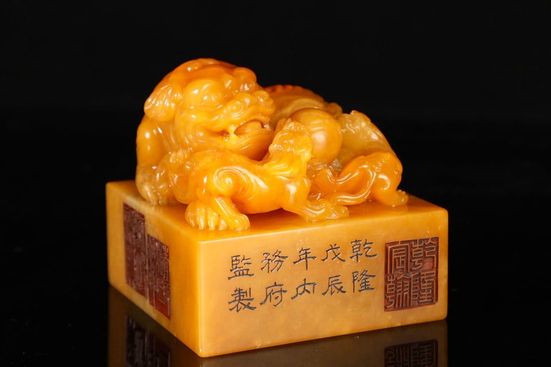 This is a large square seal carved from Shoushan Tianhuang stone during the Qianlong period of the: measuring 9*9.6*9.5 cm. The material is precious, with fine, smooth texture, a lustrous sheen, exquisite craftsmanship, and a rich, ancient color. The radish-like inclusions are clearly visible.