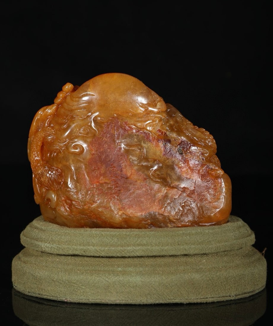 A Qing Dynasty Qianlong period Shoushan Tianhuang stone seal carved with dragon and phoenix, (1 of 7)