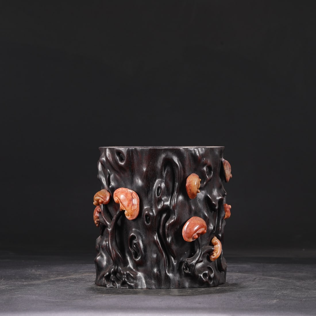 A large brush pot made of rosewood inlaid with gemstones, dating from the Qianlong period of the: Dimensions: Height 19 cm, Mouth diameter 12.5 cm, Diameter 18 cm.