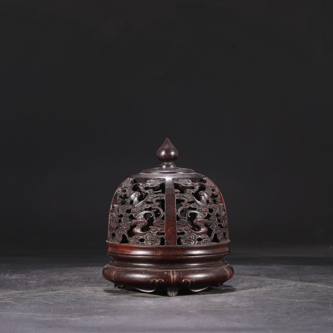 A Qing Dynasty Qianlong period rosewood carved openwork jar incense burner with auspicious cloud and: Dimensions: Height 17 cm, Diameter 14 cm.