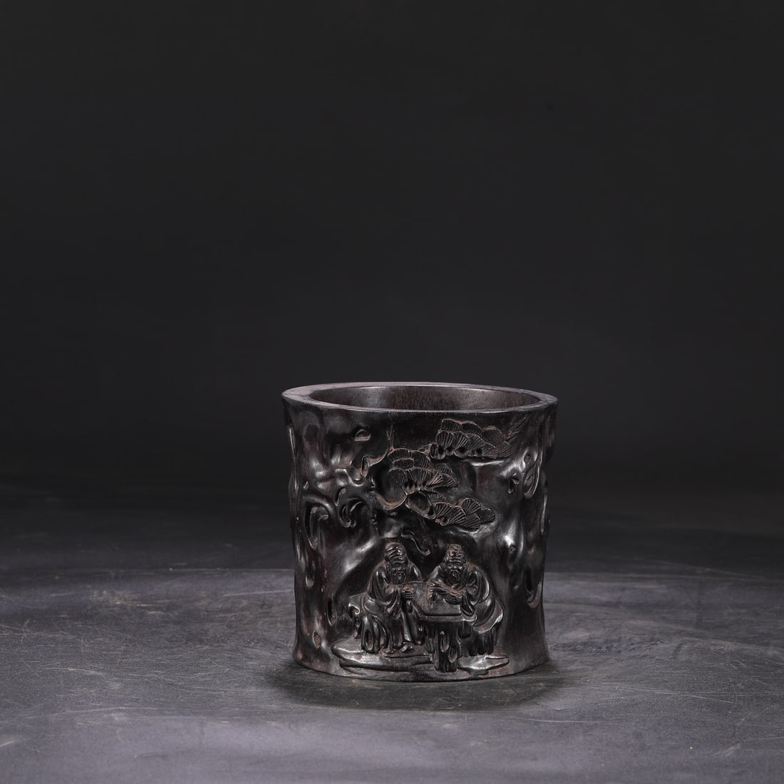 A large Qing Dynasty Qianlong period rosewood brush pot with carved figures.: Dimensions: Height 14 cm, Mouth Diameter 14 cm.