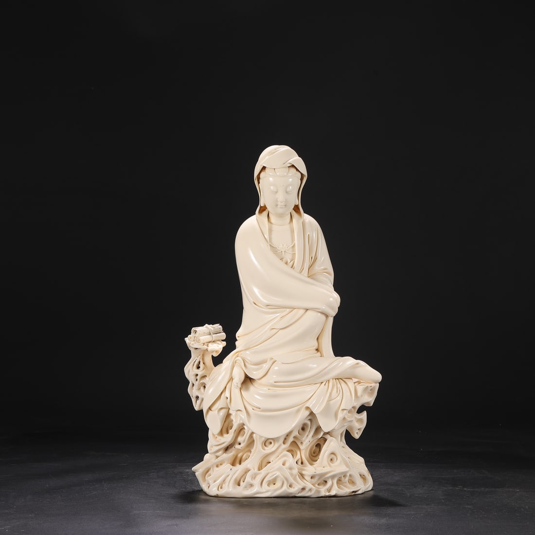 Formerly in the collection, a large seated Guanyin statue from the Dehua kiln of the Ming Dynasty,: Dimensions: Height 47 cm, Diameter 26 cm.