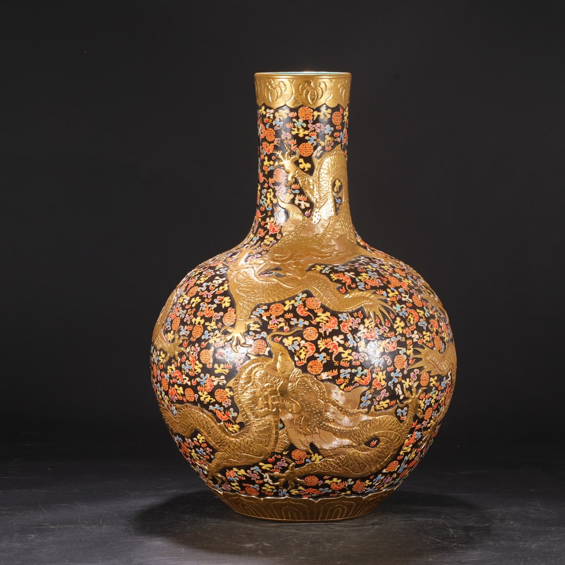 A large celestial globe vase with enamel and gilt dragon design from the Qianlong period of the Qing (1 of 8)