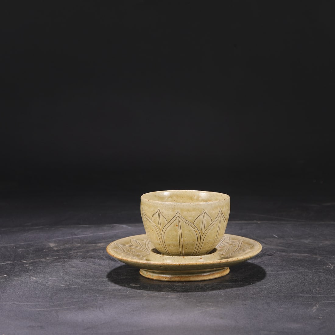 A set of deep-bellied celadon cups and saucers from the Western Jin Dynasty (formerly in the: Dimensions: Height 9 cm, Cup diameter 9.5 cm, Saucer diameter 17 cm.