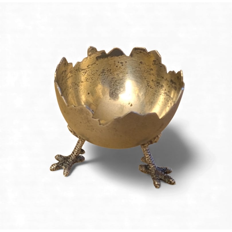 German Egg-shaped egg cup with feet, made of 800 silver: Eggshell-shaped egg cup with feet, made of 800 silverOrigin: GermanyPeriod: 20th centuryMaterials: SilverDimensions: Height 3.5 x Diameter 4 cm