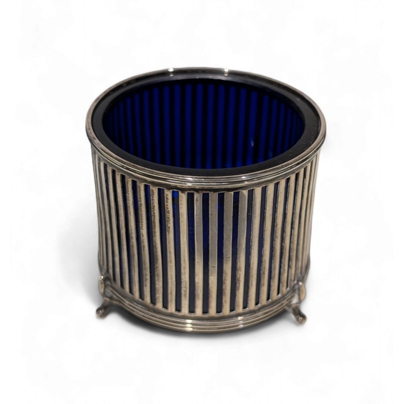 English 20th century Openwork silver cup: Openwork silver bowl by ES Barnsley, Birmingham 1911, cobalt glass interiorRd 524645Origin: EnglandPeriod: 20th centuryMaterials: SilverDimensions: Height 6.5 x Diameter 7 cm