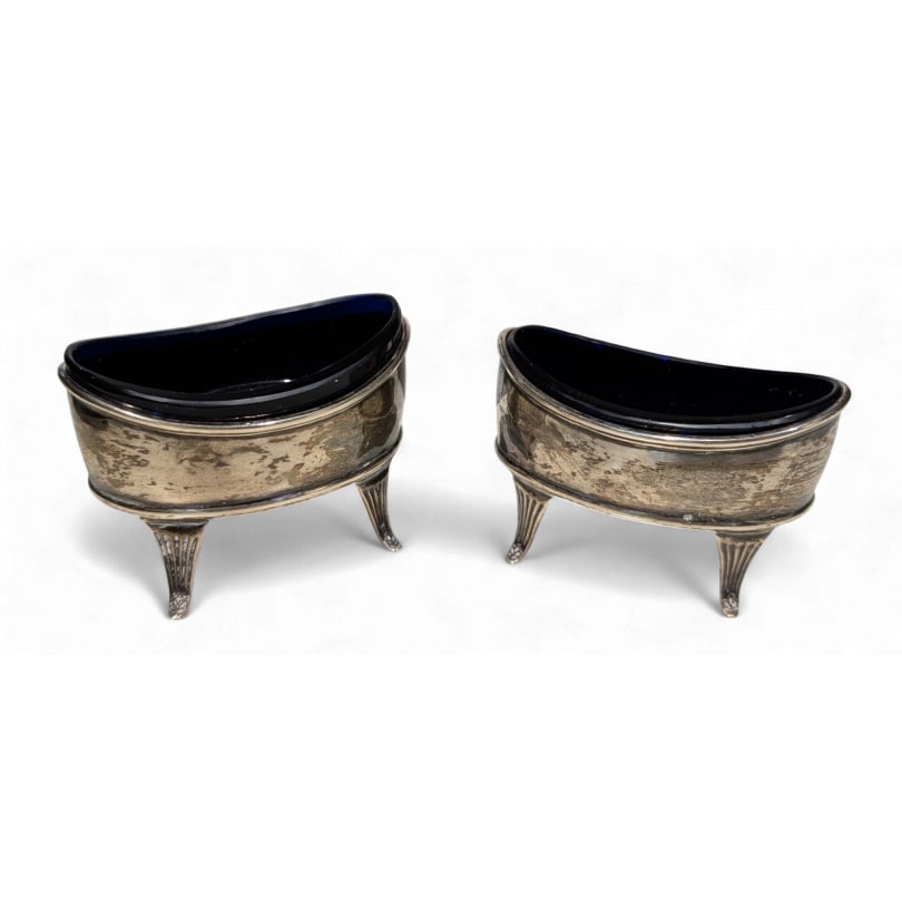 English 20th century Pair of silver salt cellars: Pair of silver salt cellars by William Hutton and Sons, Sheffield 1903, cobalt glass interior5629Origin: EnglandPeriod: 20th centuryMaterials: SilverDimensions: Ht 6.5 x 9 x 6 cm