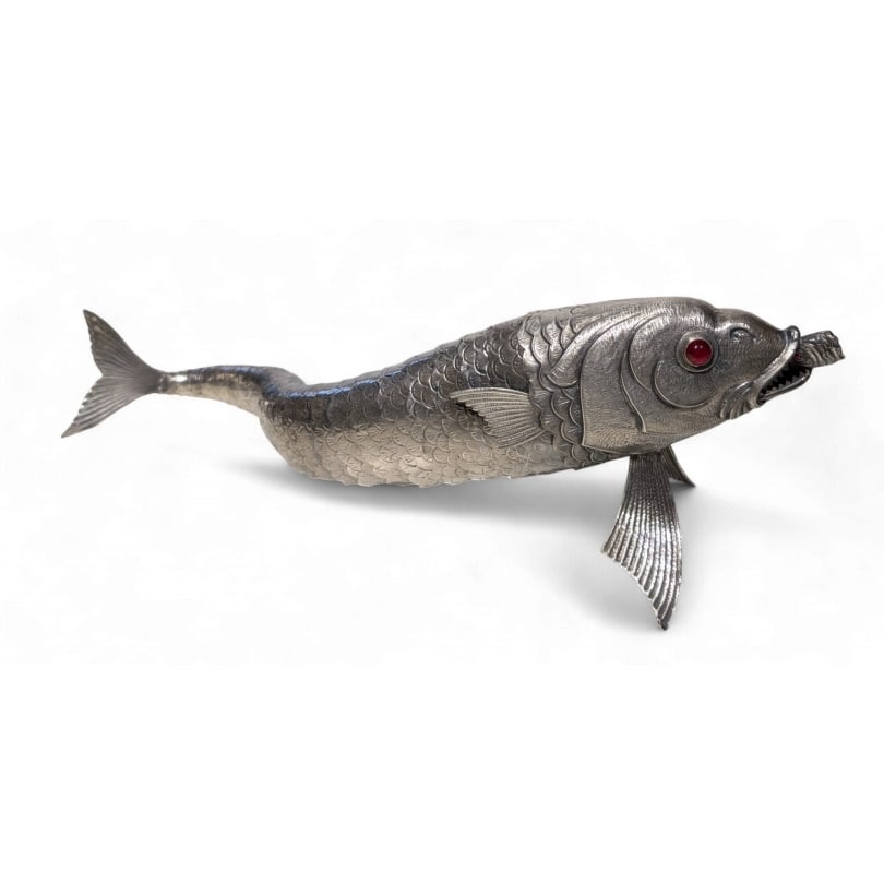 Spanish 20th century Large articulated silver fish, glass eyes: Large articulated silver fish, red glass eyesOrigin: SpainPeriod: 20th centuryMaterials: SilverDimensions: Ht 13 x 48 x 11 cm