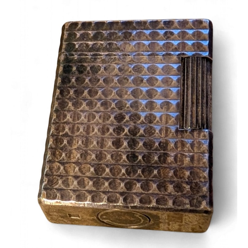 French 20th century DUPONT silver-plated lighter with guilloché decoration: ST Dupont silver-plated lighter with diamond point pattern.Engraved underneath: ST Dupont Paris.Numbered F3HC92Origin: FrancePeriod: 20th centuryMaterials: Silver-plated metalDimensions: Ht 4.5 x 3.5