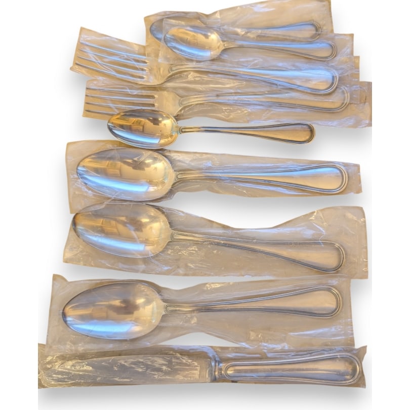 Swiss 20th century JEZLER "Windsor" cutlery set: JEZLER "Windsor" cutlery set,1 knife, 3 soup spoons, 3 dessert spoons and 2 forks, 480gOrigin: SwitzerlandPeriod: 20th centuryMaterials: SilverDimensions: Ht 21 x 4.5 x 3 cm