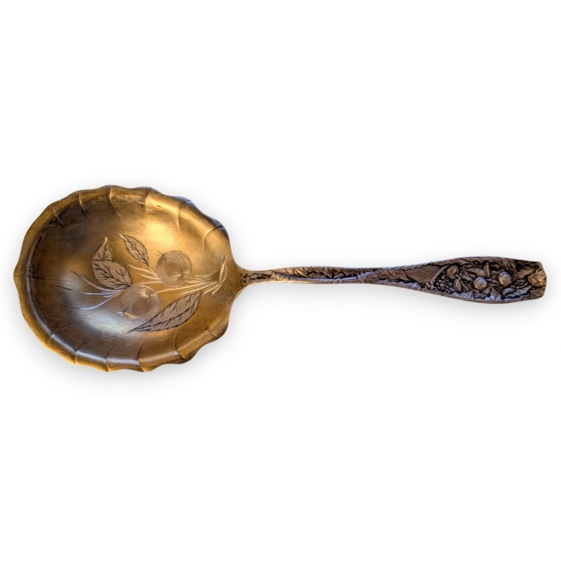 american Late 19th century TOWLE Sterling Silver Berry Spoon: TOWLE Sterling Silver Berry SpoonNet weight 84gOrigin: United StatesPeriod: Late 19th centuryMaterials: SilverDimensions: Ht 22 x 8 x 4 cm