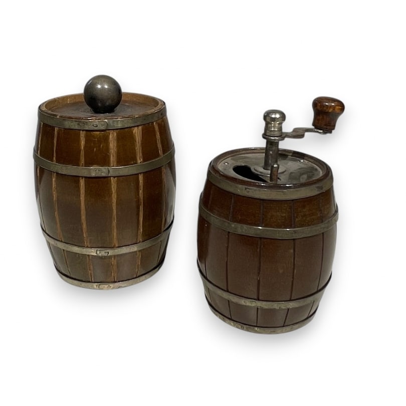 Swiss 20th century Salt and pepper shaker barrel: Salt and pepper shaker barrelOrigin: SwitzerlandPeriod: 20th centuryMaterials: WoodDimensions: Height 8 x Diameter 6 cm