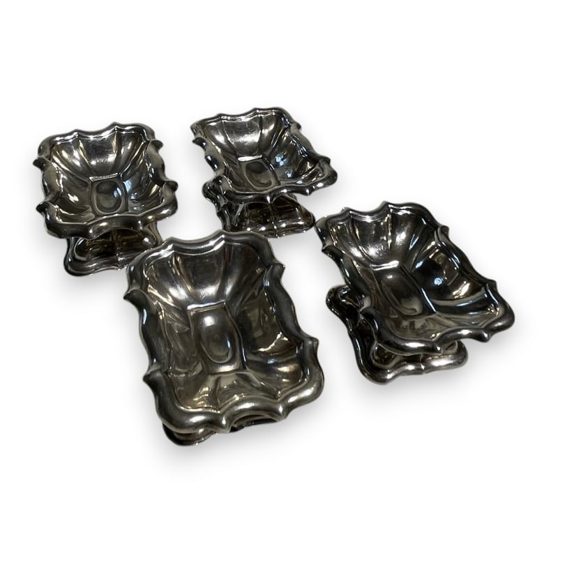 19th century Set of four Austro-Hungarian silver salt cellars: Set of four Austro-Hungarian silver salt cellarsOrigin: AustriaPeriod: 19th centuryMaterials: SilverDimensions: Ht 3 x 6 x 4 cm