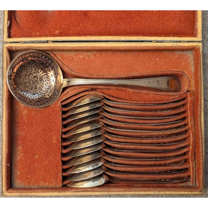 French 19th century Vermeil silver dessert service: Finely chiseled silver vermeil dessert service,280gOrigin: FrancePeriod: 19th centuryMaterials: SilverDimensions: Ht 5 x 23 x 17 cm