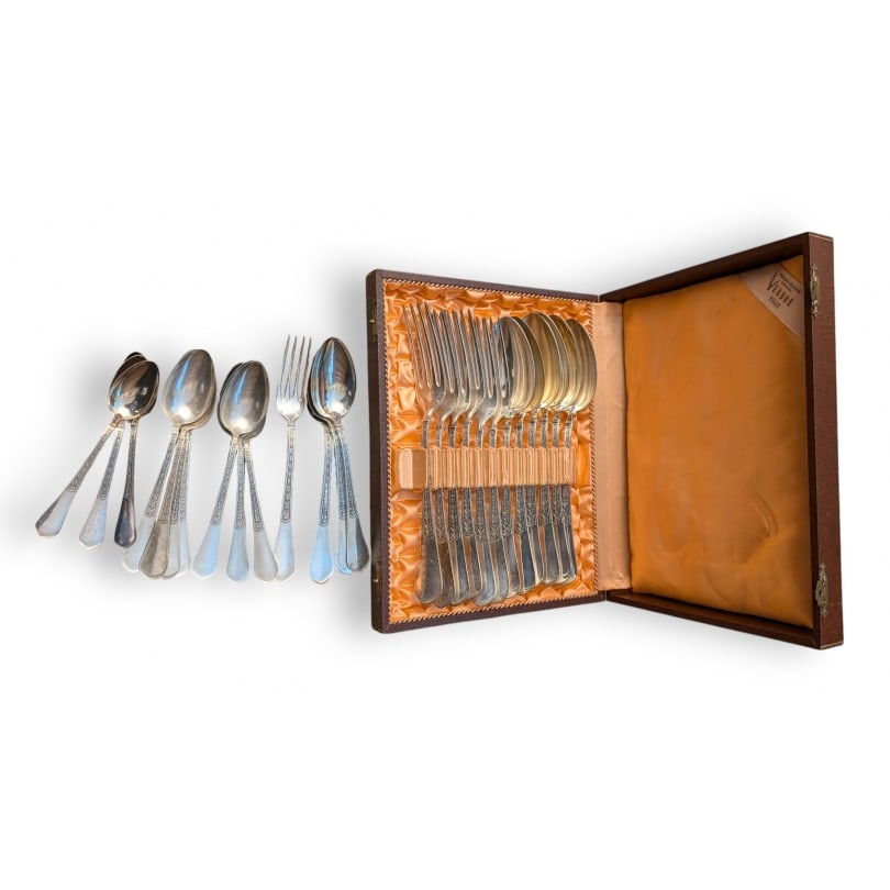 Swiss 20th century Part of the "Laurel" household set by JEZLER: JEZLER "Laurel" cutlery set- 6 table spoons- 6 table forks- 3 dessert spoons- 1 dessert fork- 7 teaspoons- 3 mocha spoons. Net weight 1000 gOrigin: SwitzerlandPeriod: 20th centuryMaterials: SilverDime