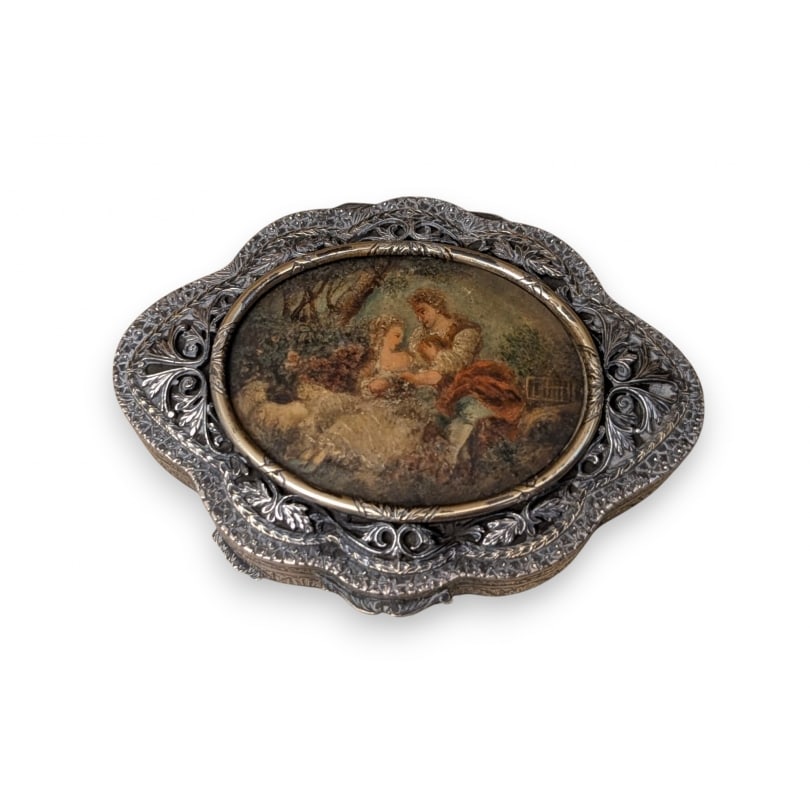 Italian 19th century A richly sculpted and openwork 800 silver box: A richly sculpted and openwork 800 silver boxOrigin: ItalyPeriod: 19th centuryMaterials: SilverDimensions: Ht 2 x 8.5 x 6 cm