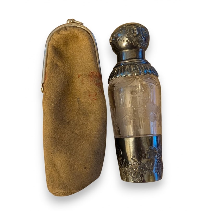 Early 20th century Crystal and silver smelling salts bottle: Crystal and silver smelling salts bottleOrigin: FrancePeriod: Early 20th centuryMaterials: SilverDimensions: Height 10 x Diameter 3.5 cm