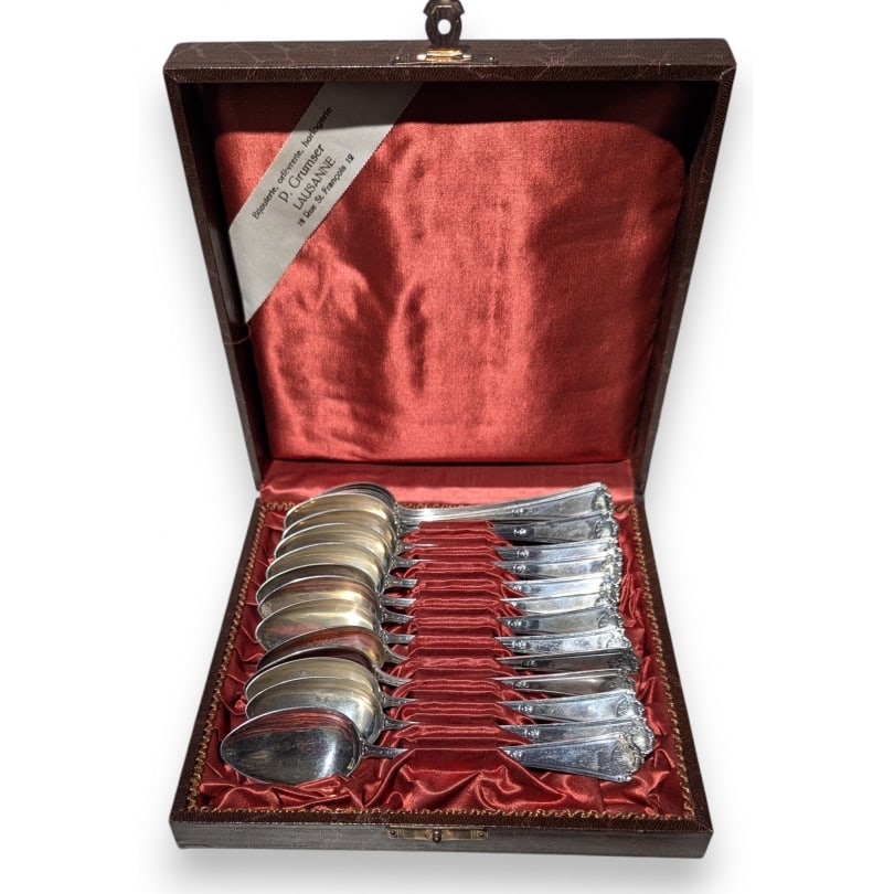 Swiss Set of 18 Louis XIV spoons (Shell) JEZLER: Set of eighteen Louis XIV (Shell) silver dessert spoons in 800 silver by JEZLEROrigin: SwitzerlandPeriod: 20th centuryMaterials: SilverDimensions: Ht 14 x 3 x 2 cm