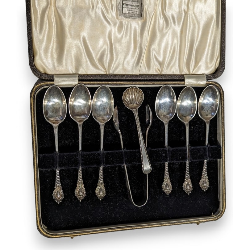 English Early 20th century Set of 6 silver spoons: Set of six teaspoons and a sugar tong in silver by Benjamin Barling, Birmingham, 1901, 103gOrigin: EnglandPeriod: Early 20th centuryMaterials: SilverDimensions: Ht 3 x 20.5 x 15.5 cm