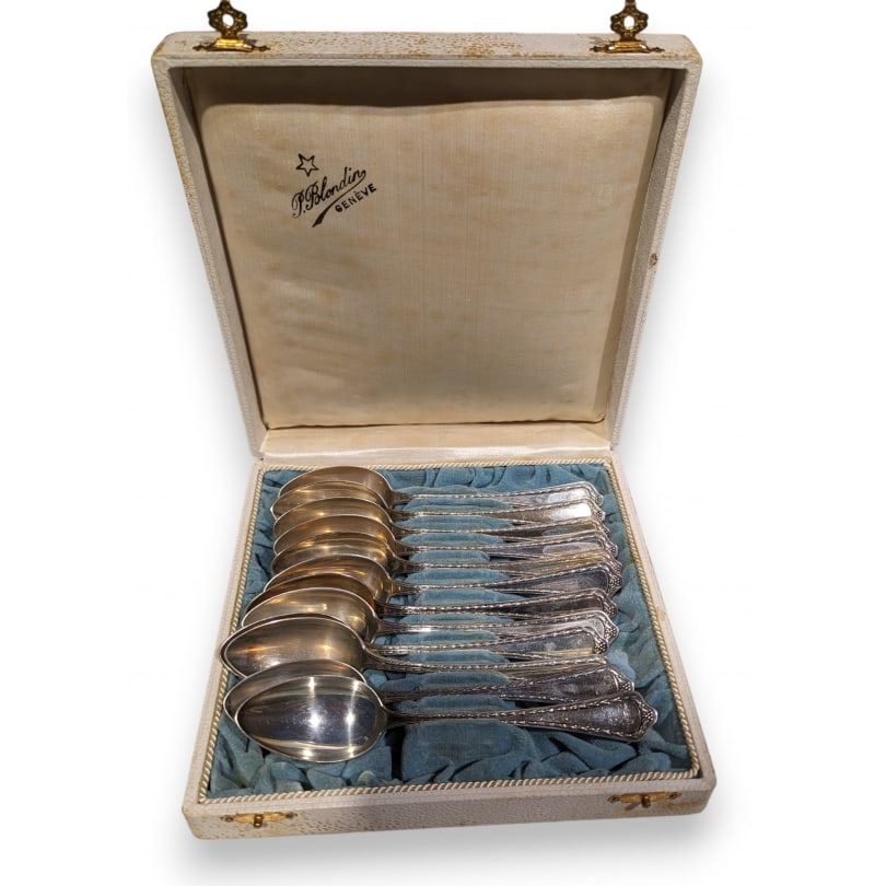 Swiss Box of 12 JEZLER silver spoons: Box of 12 JEZLER silver dessert spoons, 287gOrigin: SwitzerlandPeriod: 20th centuryMaterials: SilverDimensions: Ht 15 x 2 x 3 cm