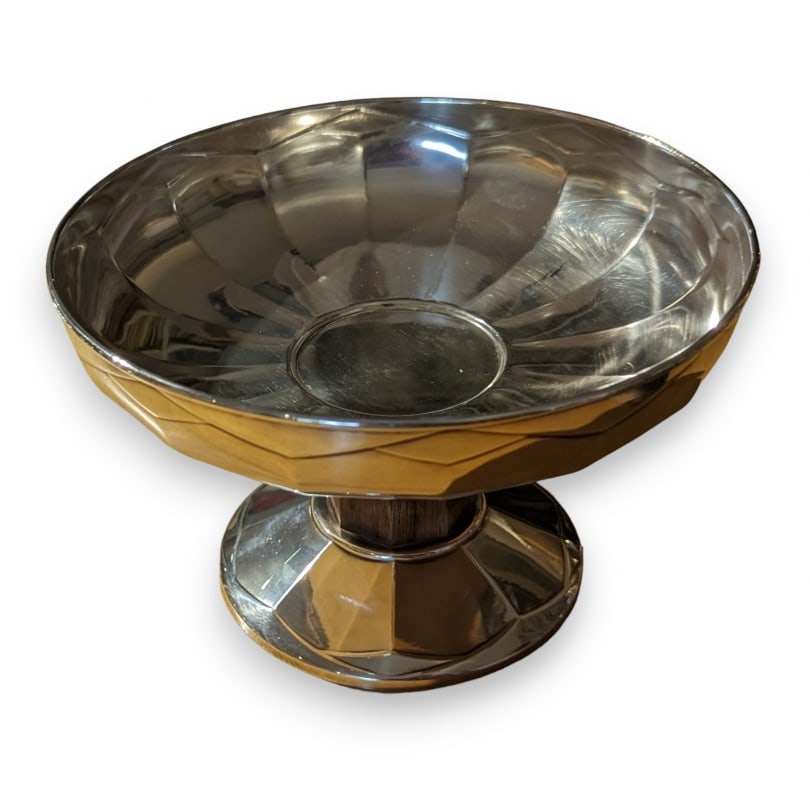 French Early 20th century Round Art Deco silver-plated metal bowl by GALLIA: Round Art Deco bowl in silver-plated metal and wood by GALLIA Goldsmiths 5961Origin: FrancePeriod: Early 20th centuryMaterials: Silver-plated metalDimensions: Height 13 cm x Diameter 20 cm