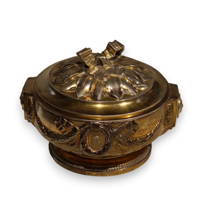 19th century Round silver box by A. RISLER & CARRÉ: Round silver box by A. RISLER & CARRÉ Paris557gOrigin: FrancePeriod: 19th centuryMaterials: SilverDimensions: Height 12 x Diameter 13 cm