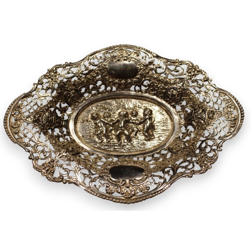 German 20th century "Round of Cherubs" silver trinket tray: Oval "Round of Cherubs" trinket dish in silverOrigin: GermanyPeriod: 20th centuryMaterials: SilverDimensions: Ht 2 x 18.5 x 14 cm