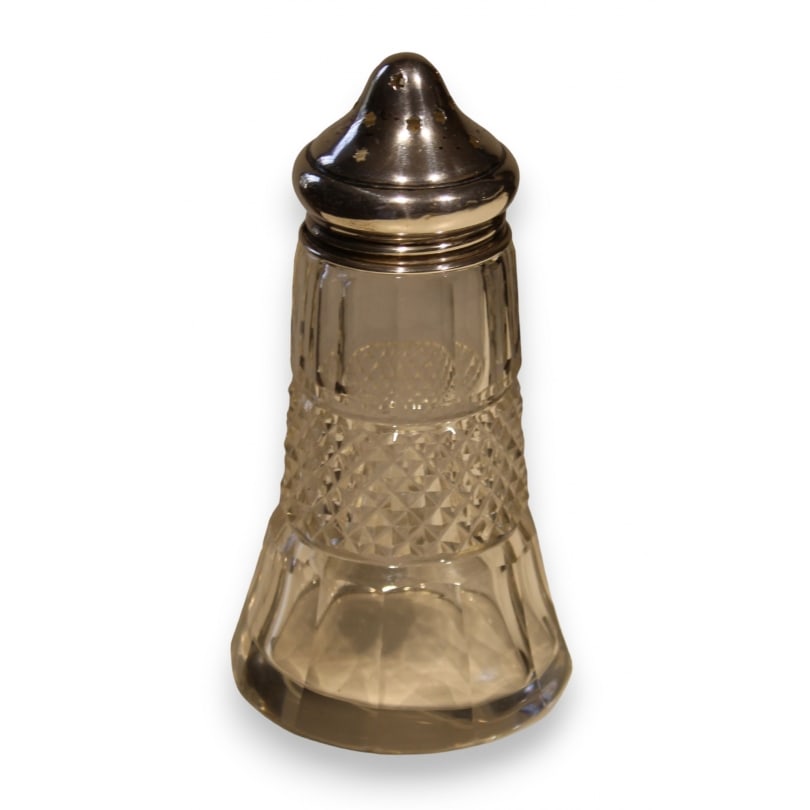 English Early 20th century Cut crystal and silver sugar bowl: Cut crystal and silver sugar bowl by Samuel M. Levi, Birmingham, 1923Origin: EnglandPeriod: Early 20th centuryMaterials: SilverDimensions: Height 14 cm x Diameter 7.5 cm