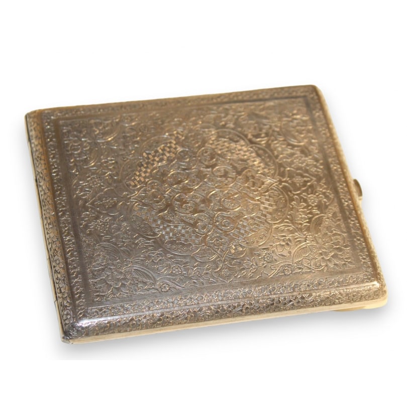 Silver cigarette case with engraved decoration (1 of 2)