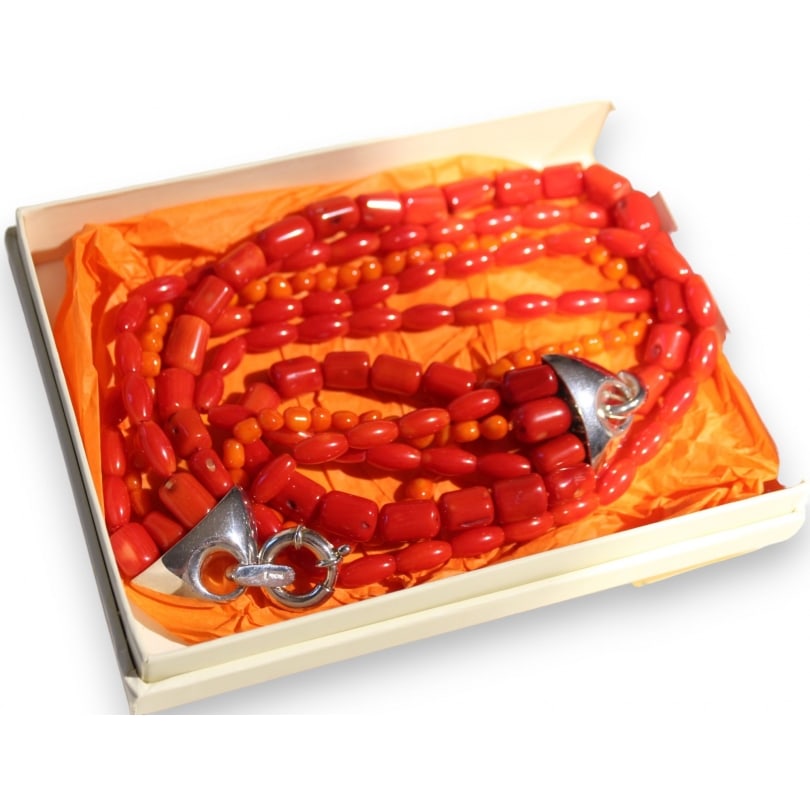 20th century 925 silver necklace Coral Folli Follie: 925 sterling silver necklace with coral elements by Folli FollieOrigin: GreecePeriod: 20th centuryMaterials: SilverDimensions: Ht 18 x 16 x 1 cm