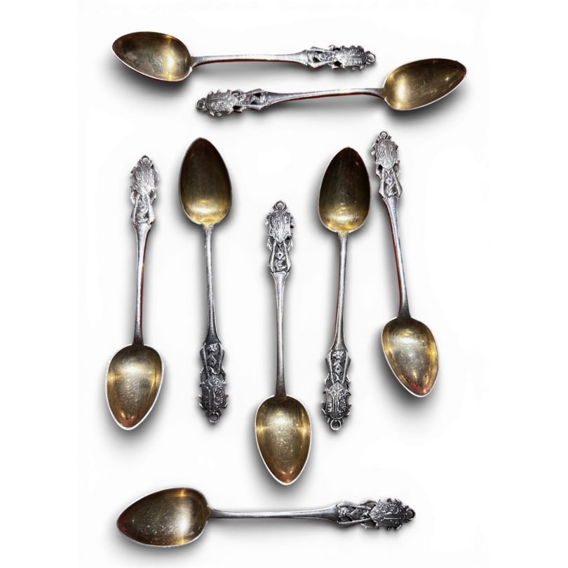 Swiss Set of 8 silver spoons, 800 Geneva: Set of eight 800 Geneva silver spoons130gOrigin: SwitzerlandPeriod: 20th centuryMaterial: SilverDimensions: Ht 11.5 x W x H 1.5 cm