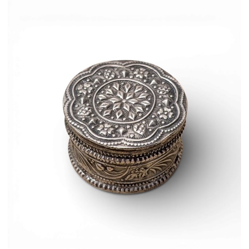 Indian 20th century Small round silver kumkuma box: Small round oriental silver boxOrigin: IndiaPeriod: 20th centuryMaterials: SilverDimensions: Height 2 x Diameter 3.5 cm