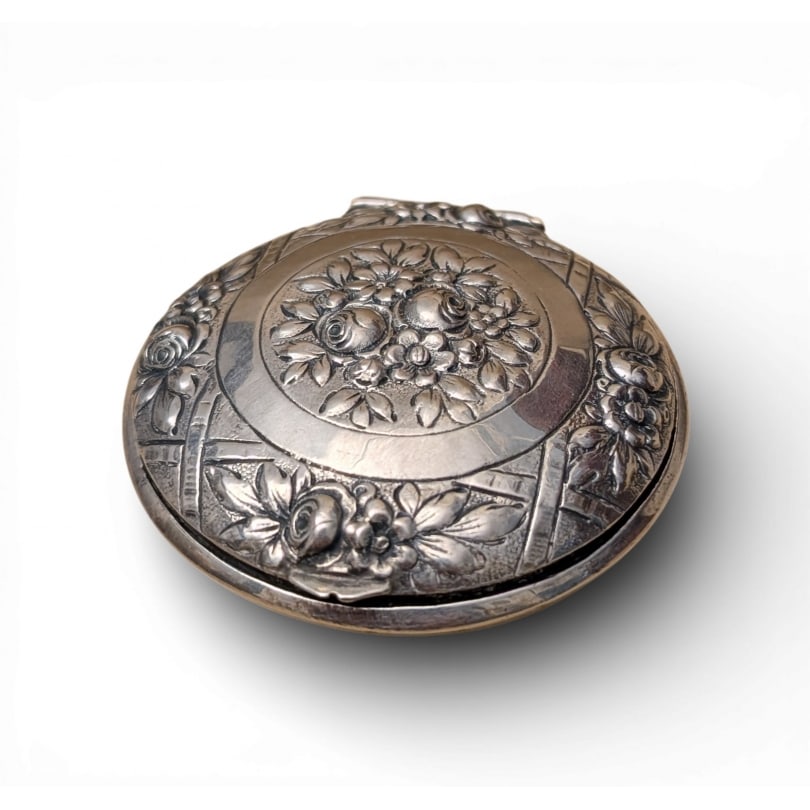 20th century Round box with 800 silver roses: Round box with 800 silver rosesOrigin: EuropePeriod: 20th centuryMaterials: SilverDimensions: Height 2.5 x Diameter 6 cm