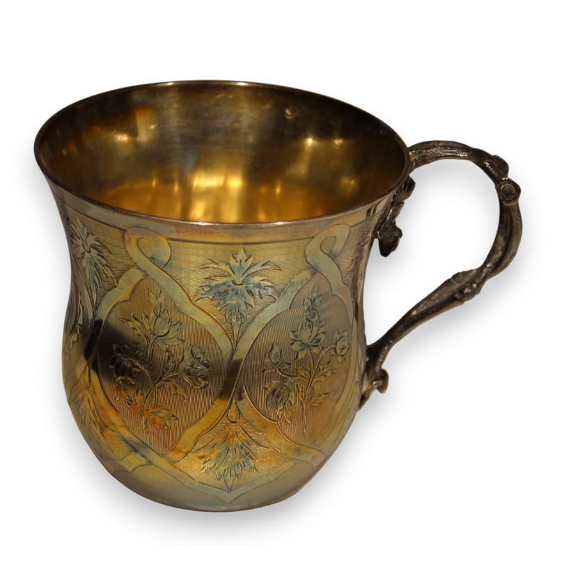 French 19th century Finely chased silver cup by César TONNELIE: Finely chased silver cup with a branch-shaped handle by César TONNELIEROrigin: FrancePeriod: 19th centuryMaterials: SilverDimensions: Ht 9 x 12 x 9 cm